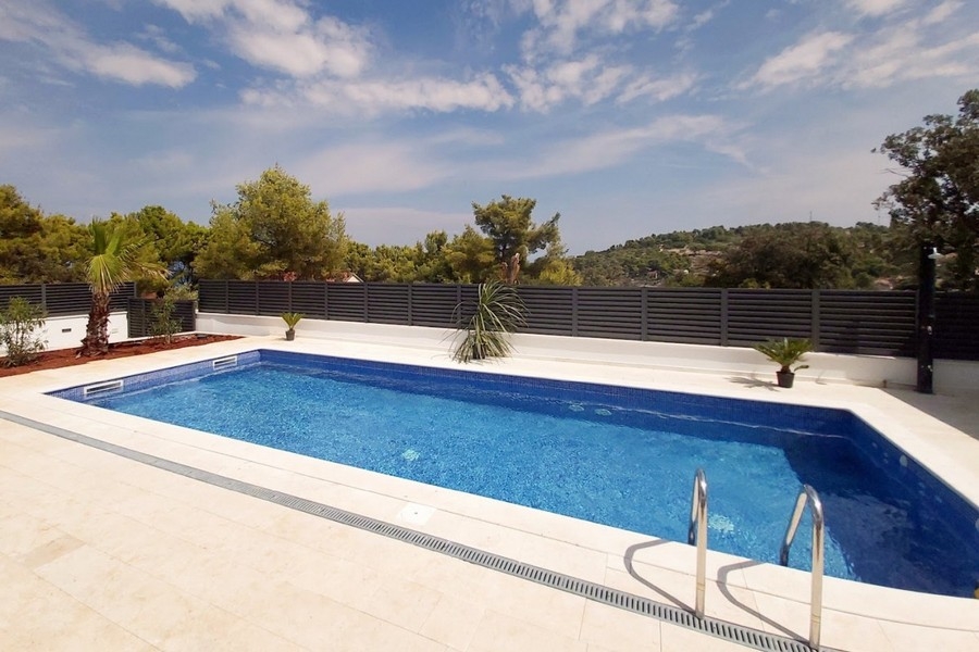 Villa mit Poolterrasse und Meerblick