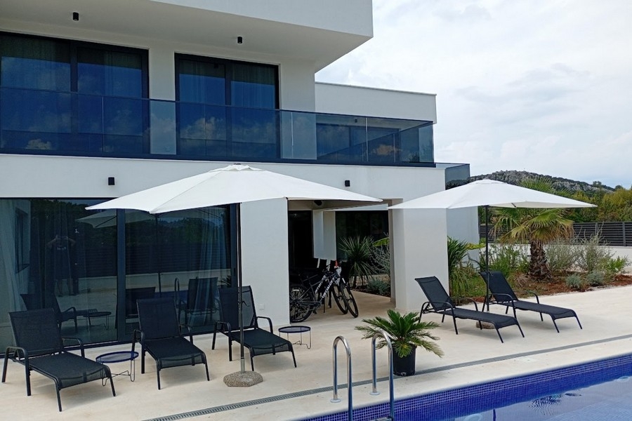 Sonnenterrasse mit Swimmingpool in Dalmatien