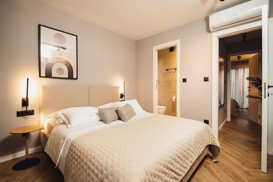 Schlafzimmer mit modernem Badezimmer