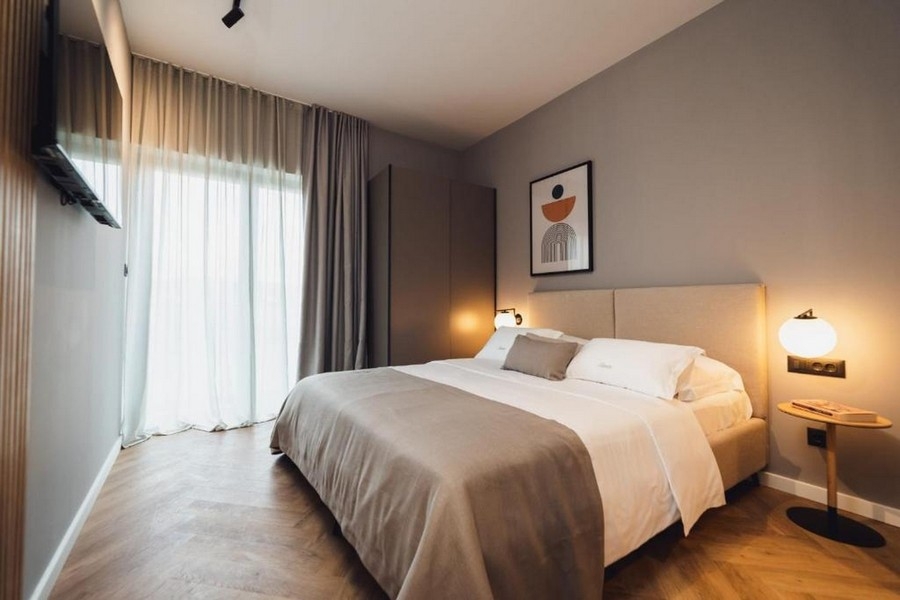 Helles Schlafzimmer mit Zugang zur Terrasse