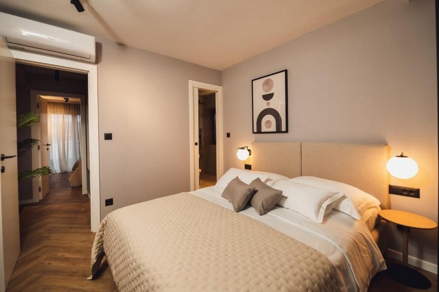 Modernes Schlafzimmer in einer Villa in Kroatien