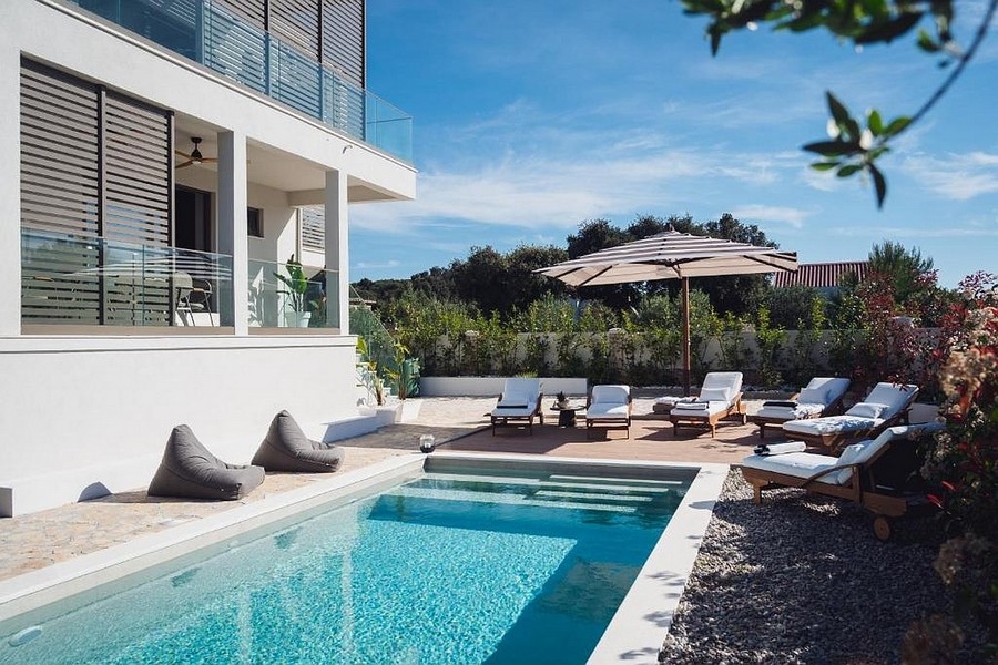 Swimmingpool und Sonnenterrasse einer Luxusvilla