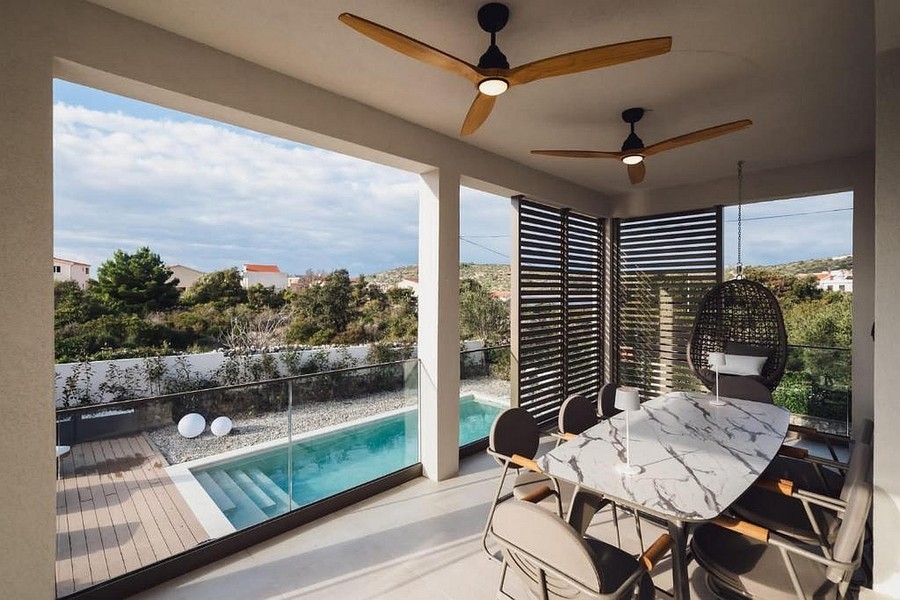 Überdachte Terrasse mit Blick auf den Pool