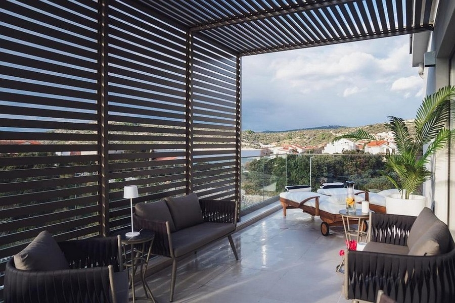 Loungebereich auf moderner Terrasse in Kroatien