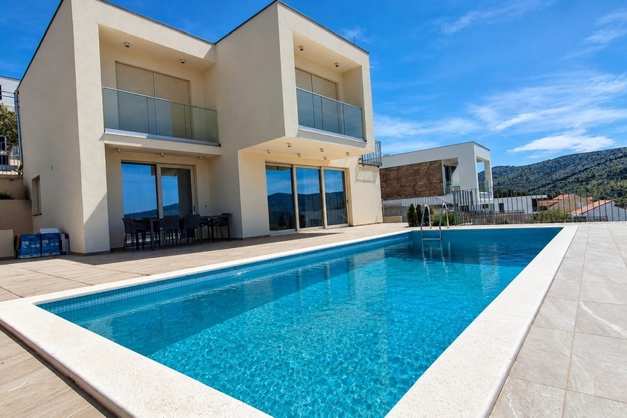 Luxusvilla mit Pool und Meerblick bei Sibenik in Kroatien
