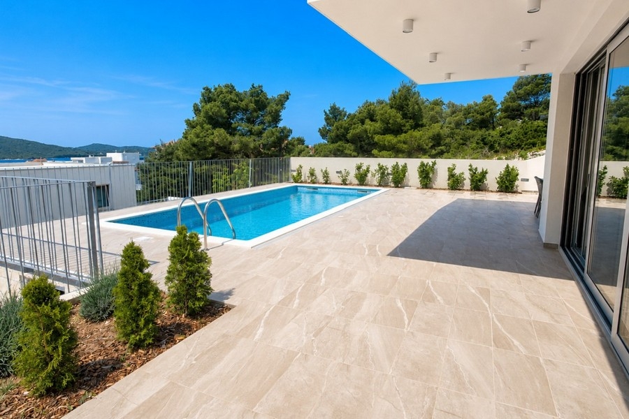 Swimmingpool mit Sonnenbereich