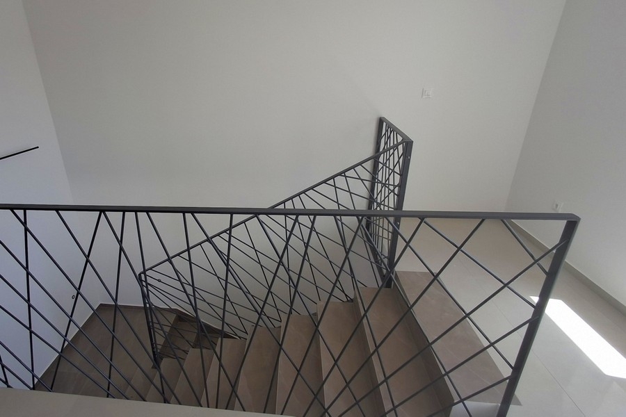 Treppenhaus mit Metallgeländer
