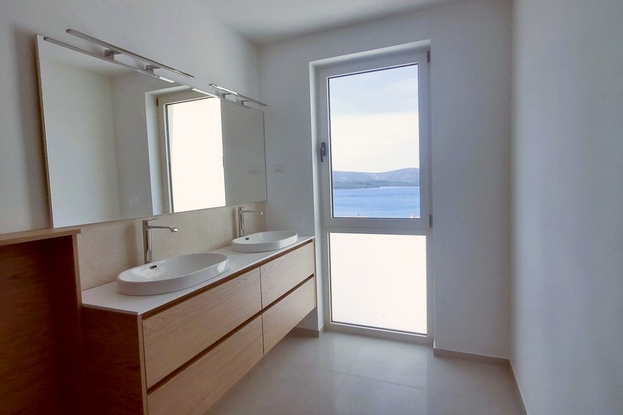 Badezimmer mit Doppelwaschbecken und Meerblick