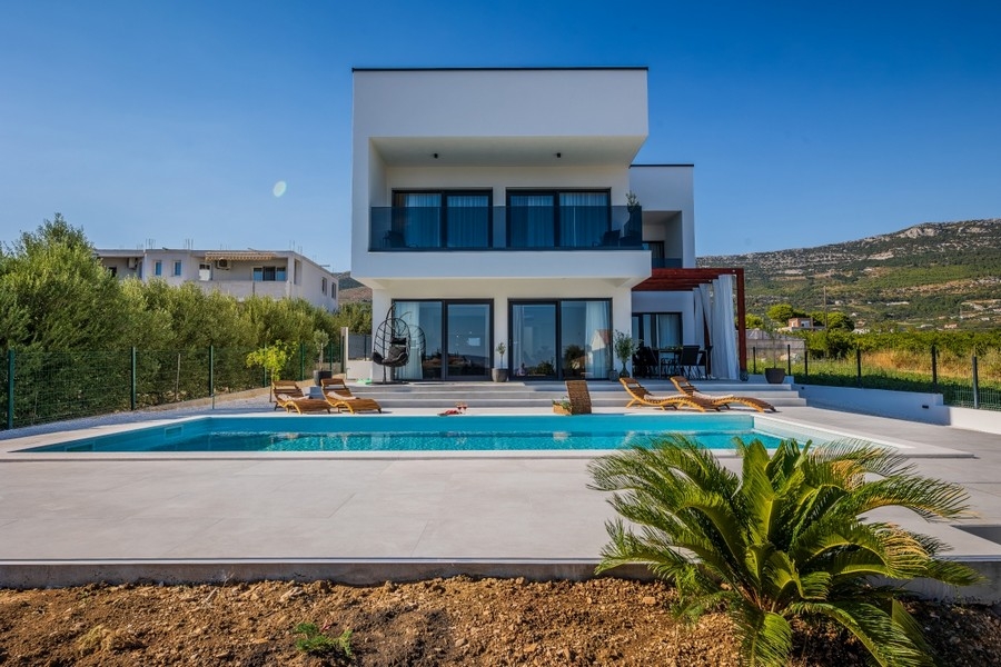 Moderne Villa mit Pool in Kroatien