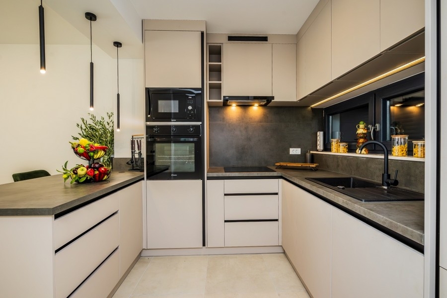 Moderne Einbauküche in Villa