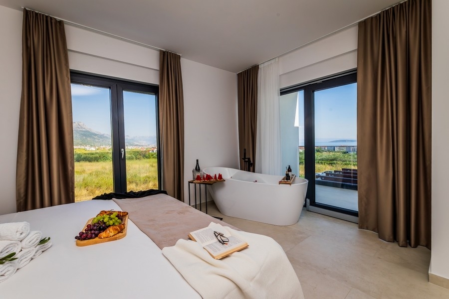Schlafzimmer mit freistehender Badewanne