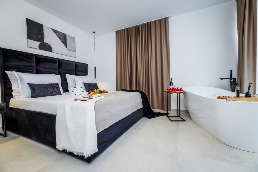Luxus-Schlafzimmer mit Badewanne