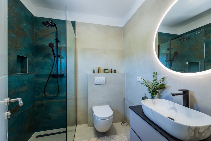 Modernes Badezimmer mit Dusche