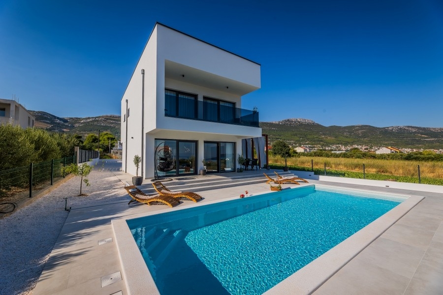 Luxushaus mit Swimmingpool und Bergblick
