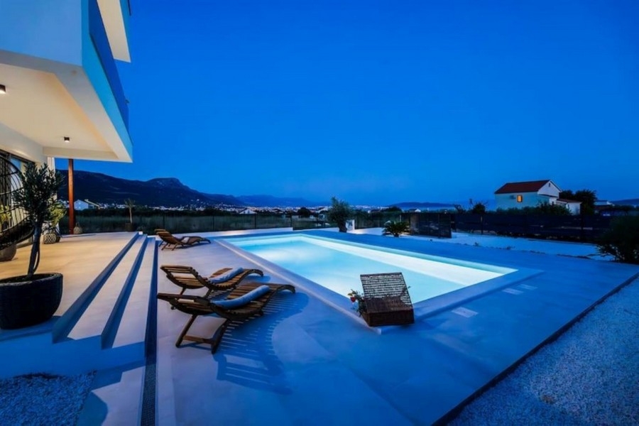 Poolterrasse einer Villa in Kroatien am Abend