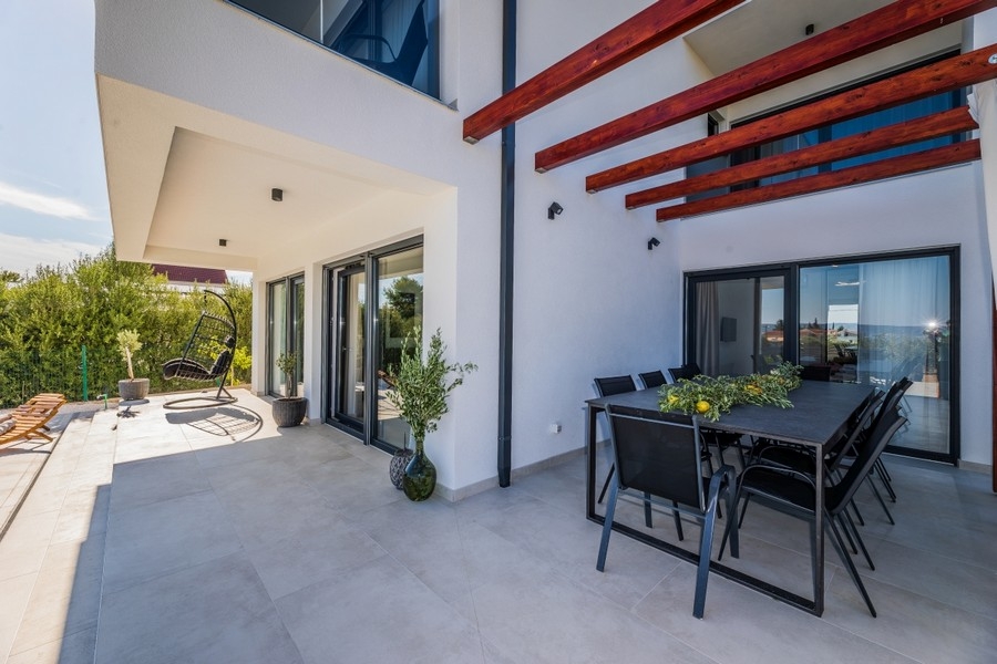 Überdachte Terrasse mit Sitzbereich