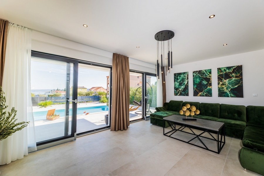 Wohnzimmer mit Zugang zur Poolterrasse