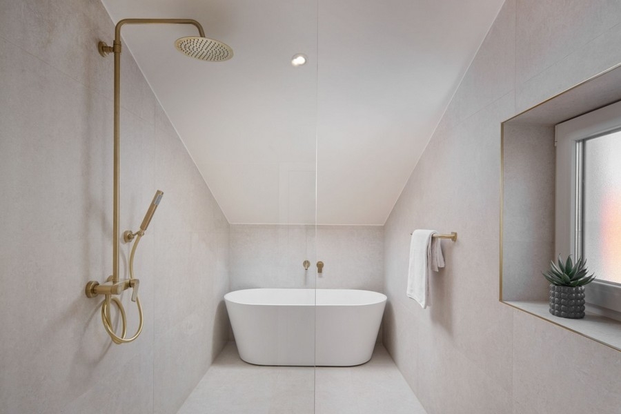 Badezimmer mit freistehender Badewanne