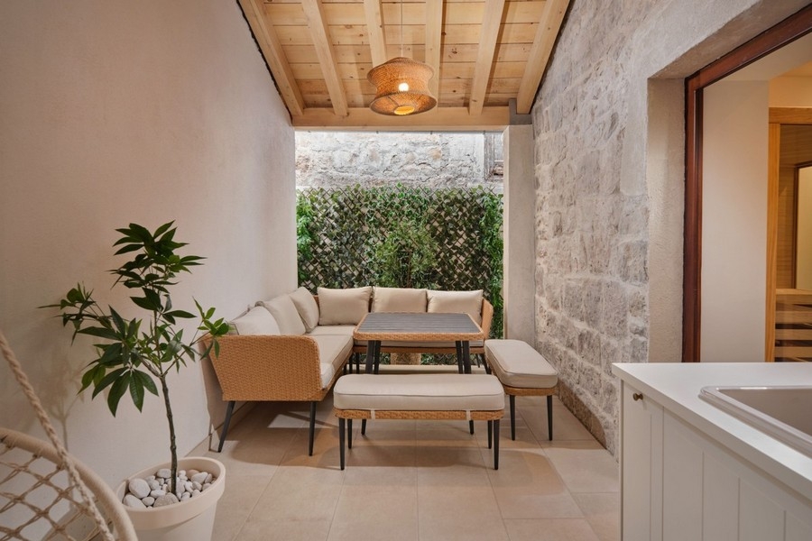 Überdachte Terrasse mit Sitzbereich