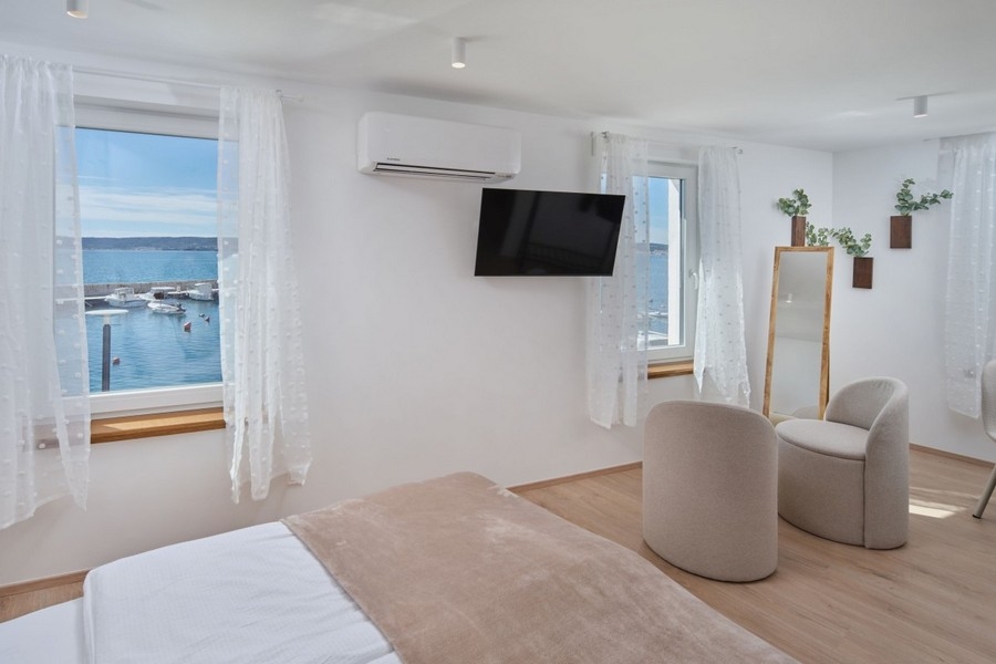 Schlafzimmer mit Panoramablick aufs Meer