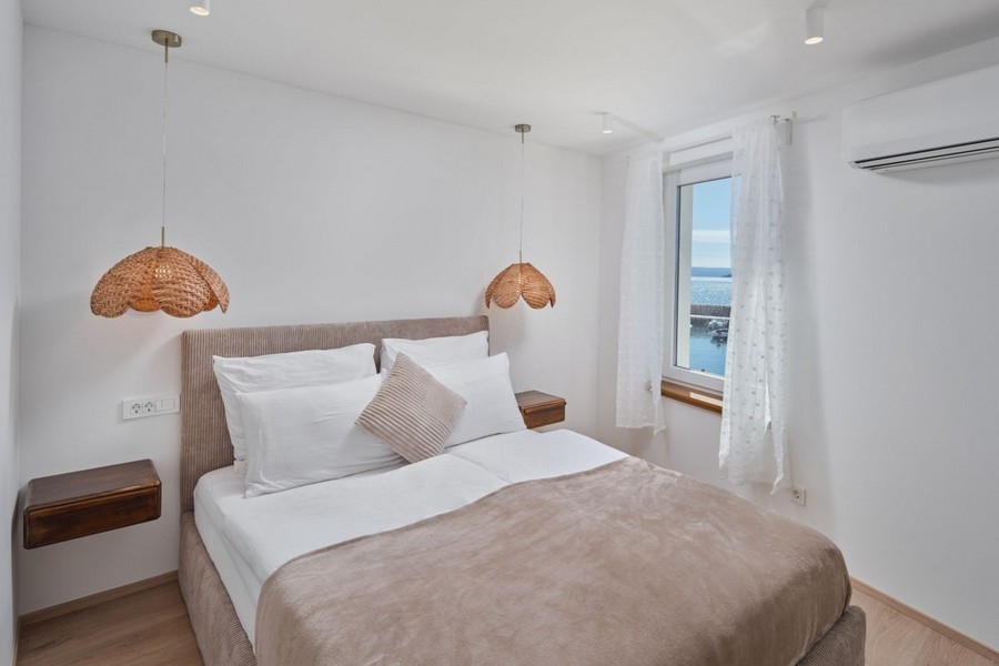 Modernes Schlafzimmer mit Meerblick