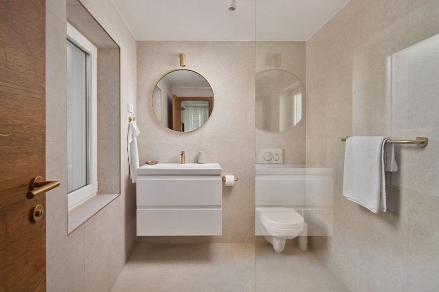 Modernes Badezimmer mit Dusche