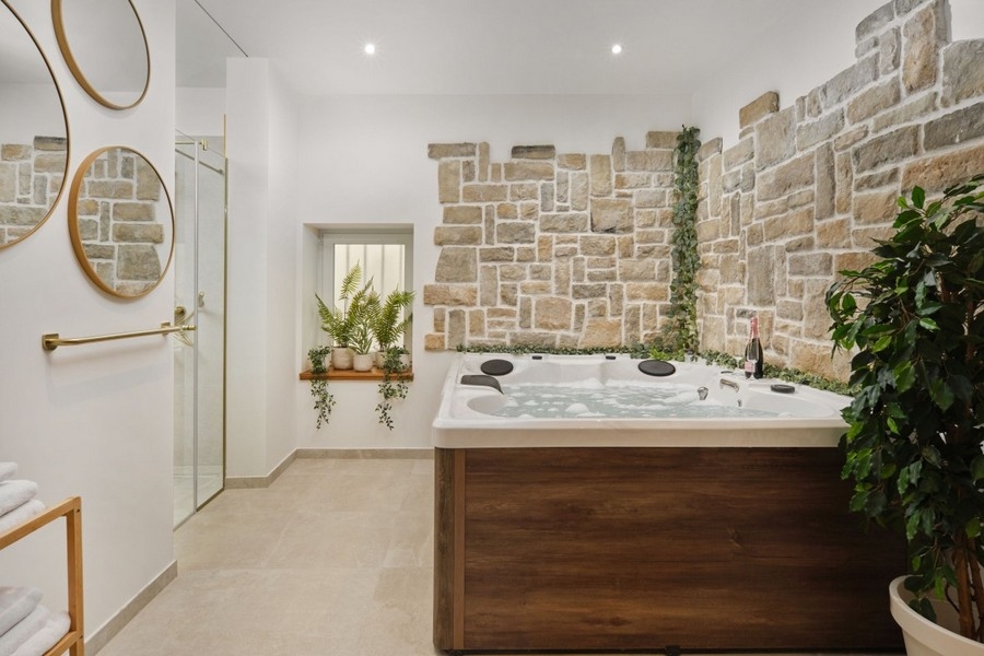 Wellnessbereich mit Whirlpool