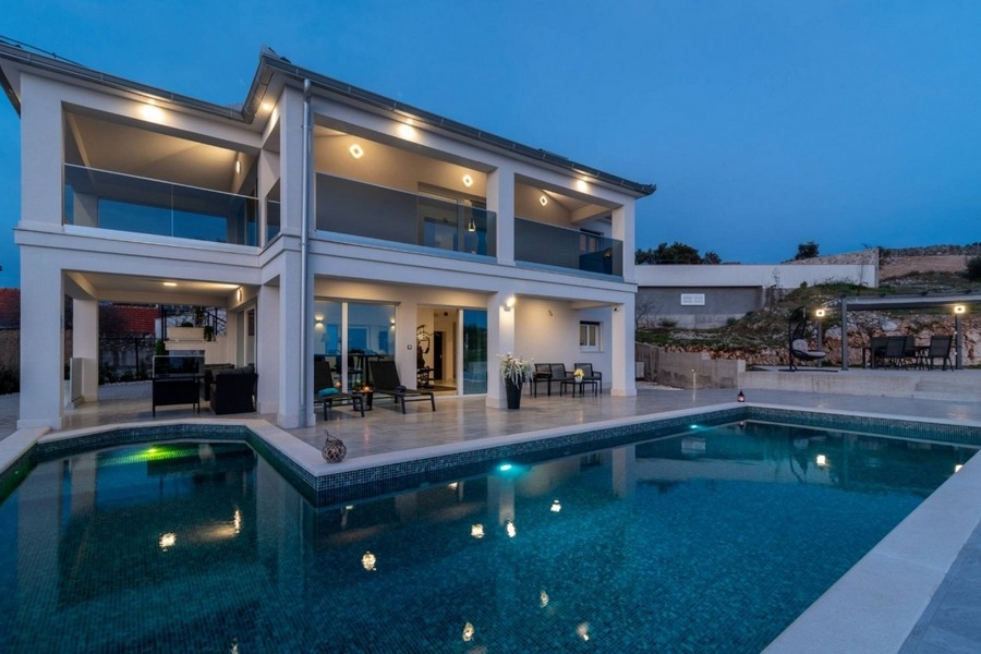 Moderne Villa mit Pool in Kroatien