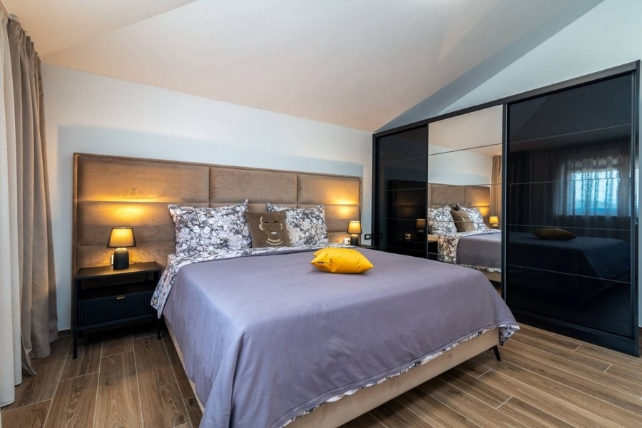 Schlafzimmer mit großem Kleiderschrank