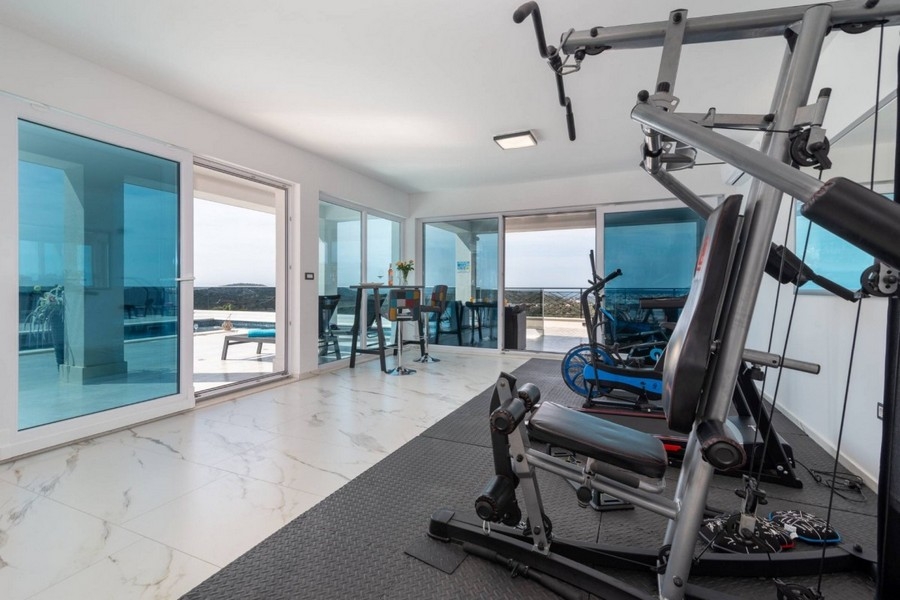 Fitnessraum mit Panoramablick
