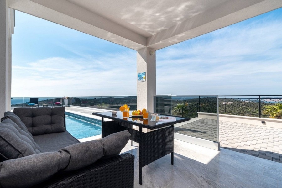 Überdachte Terrasse mit Meerblick