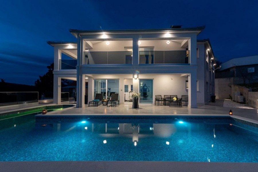 Luxusimmobilie mit Außenpool und Meerblick