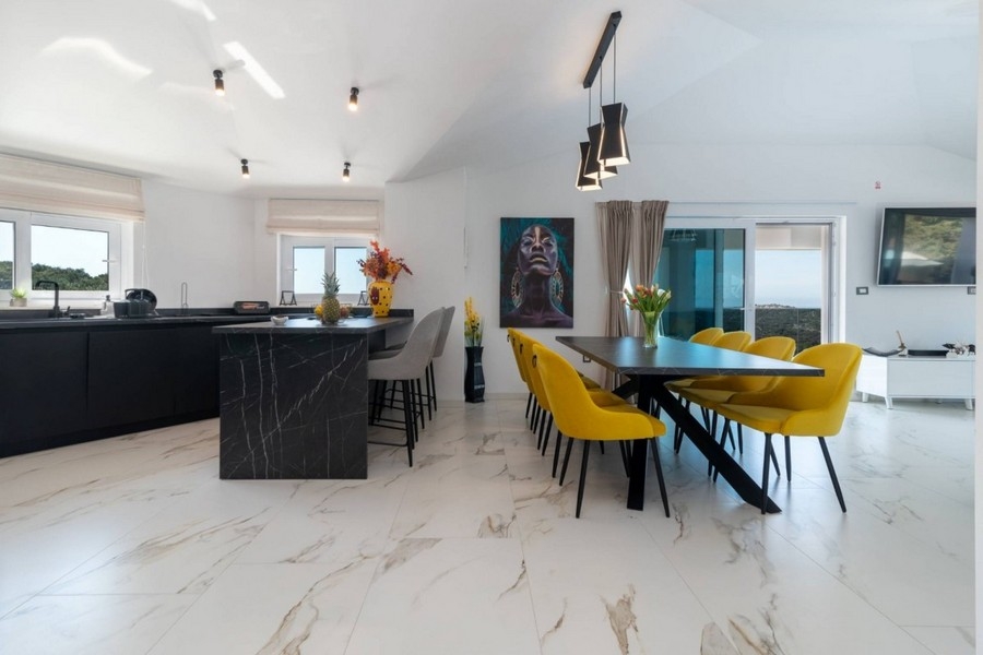Essbereich und Küche in moderner Villa