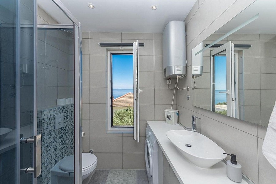 Badezimmer mit Dusche und Meerblick