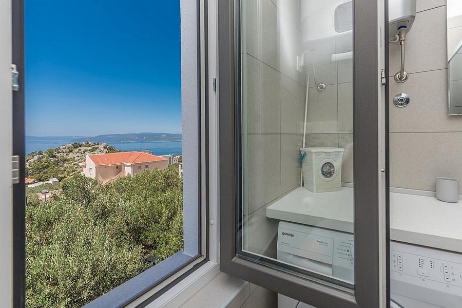 Badezimmerfenster mit Blick auf das Meer