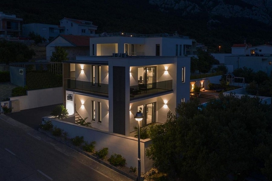 Moderne Villa bei Nachtbeleuchtung