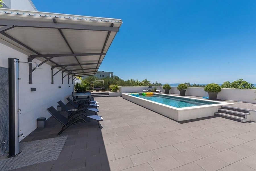 Sonnenterrasse mit Pool und Liegebereich