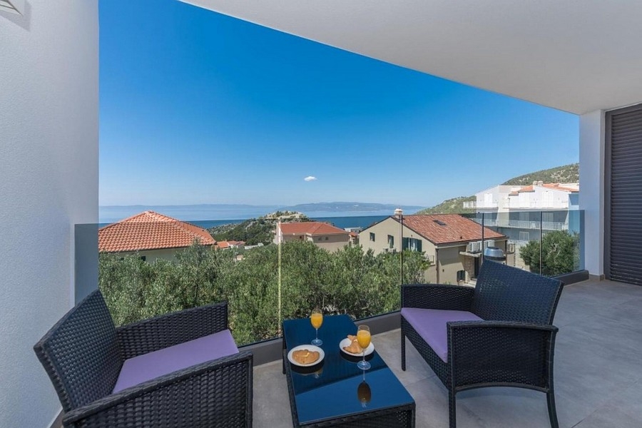 Balkon mit Meerblick und Sitzmöbeln