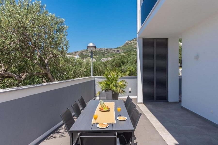 Große Terrasse mit Außenessbereich