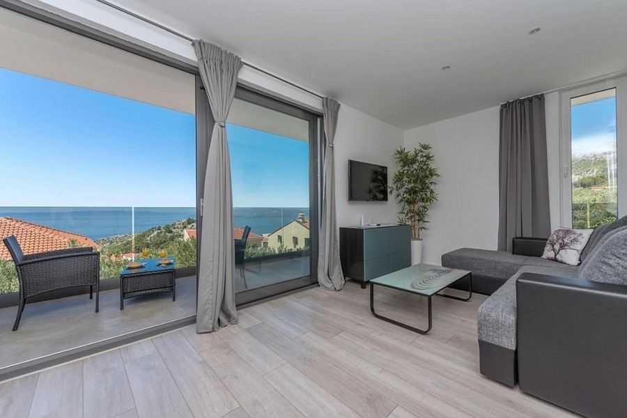 Wohnzimmer mit Meerblick und Balkon