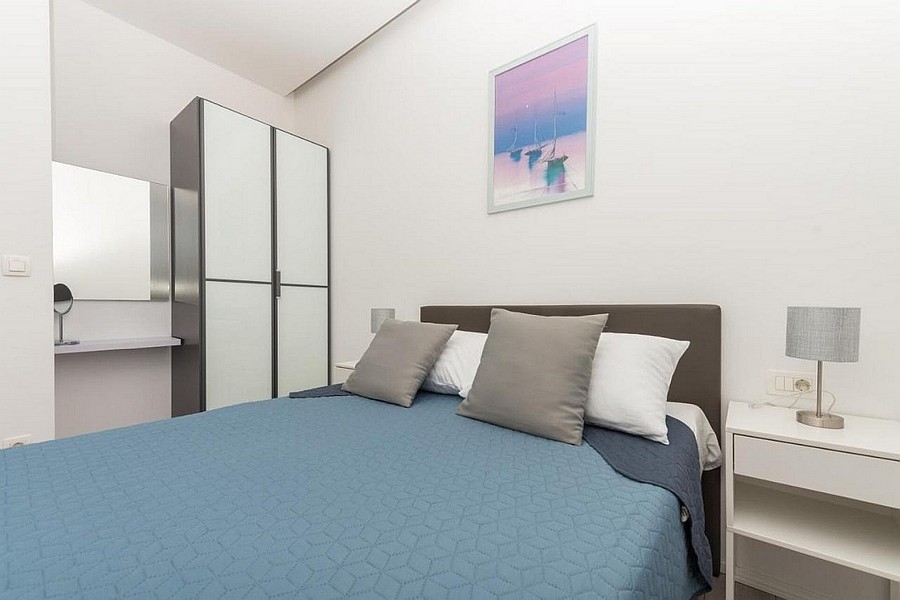 Modernes Schlafzimmer mit Kleiderschrank