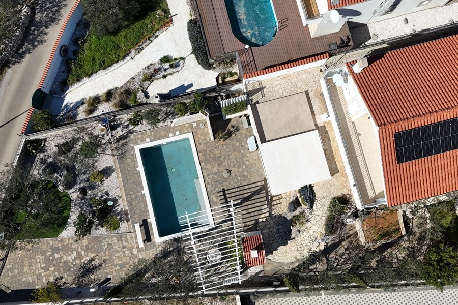 Luftaufnahme mit Poolterrasse und Garten