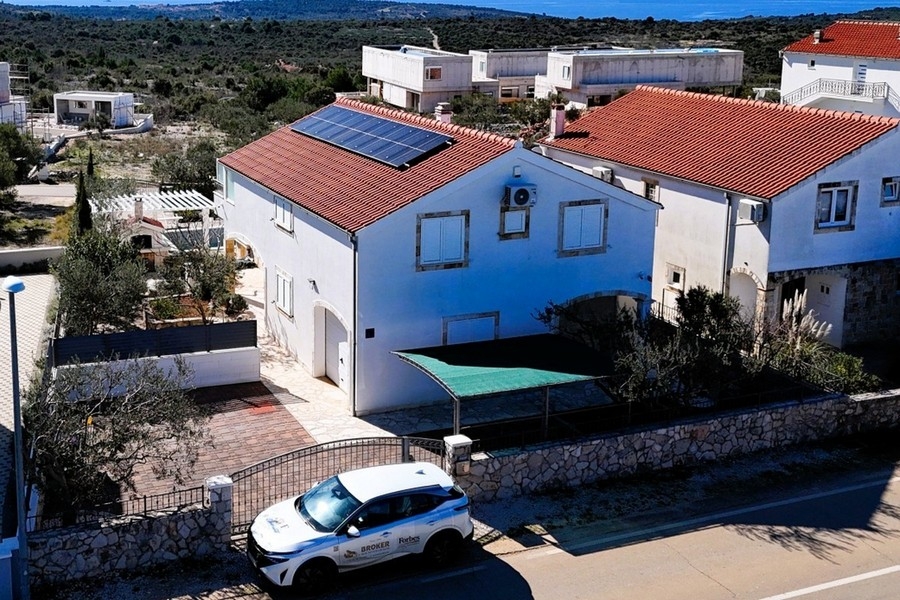 Haus mit Stellplätzen und Solaranlage