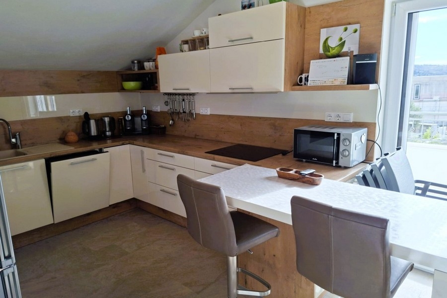 Moderne Küche mit Kochinsel und Sitzbereich