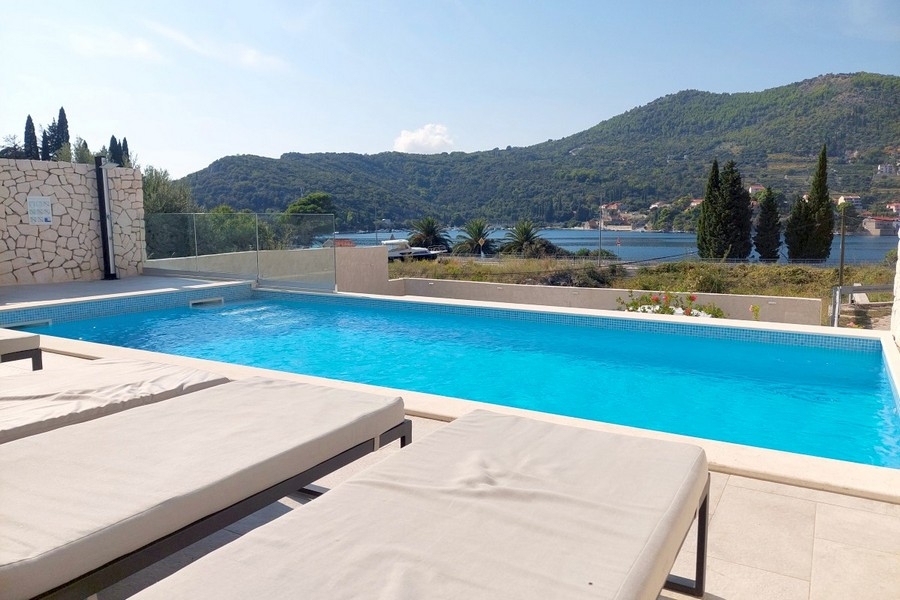 Moderner Pool mit Meerblick in Kroatien