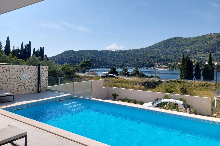 Poolbereich mit Blick auf die Bucht