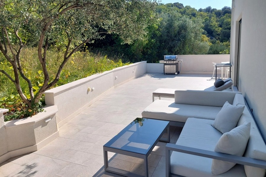 Sonnenterrasse mit Lounge und Grill