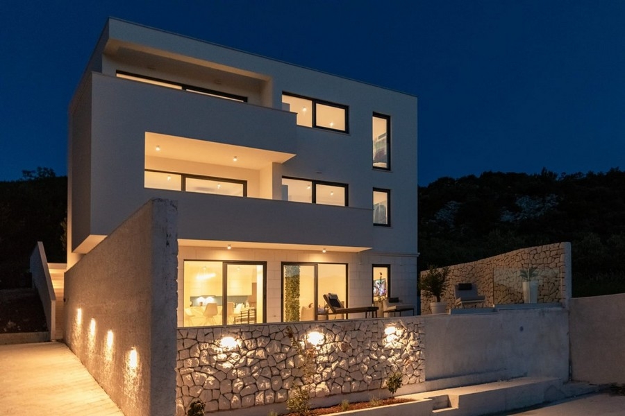 Moderne Villa bei Nacht mit Pool
