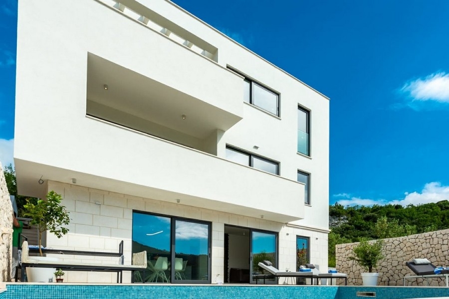 Moderne Villa mit Pool und Terrasse