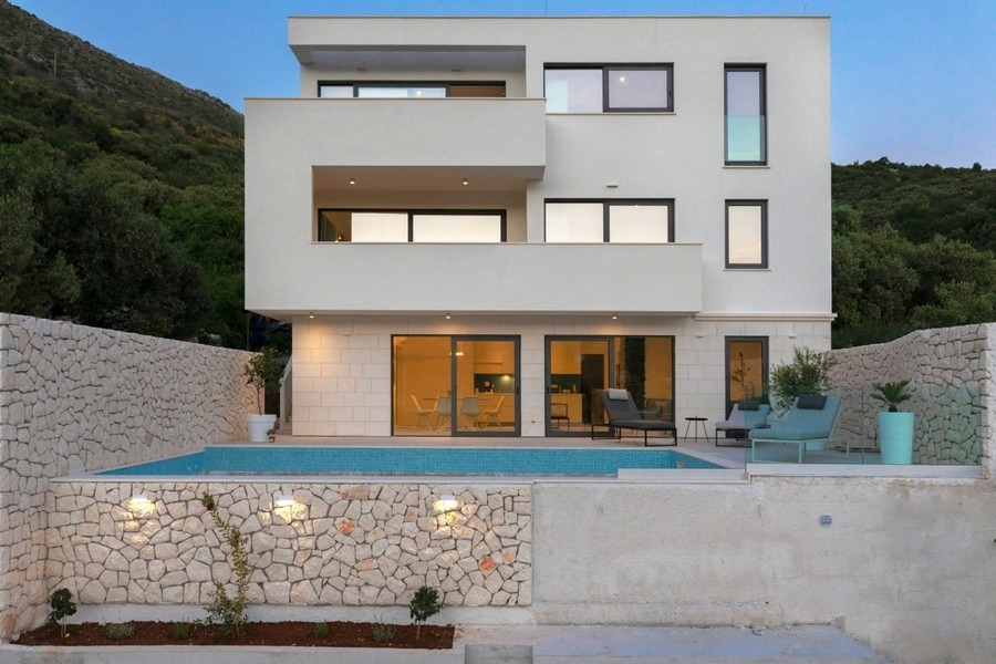 Luxusvilla mit beleuchtetem Pool bei Dubrovnik